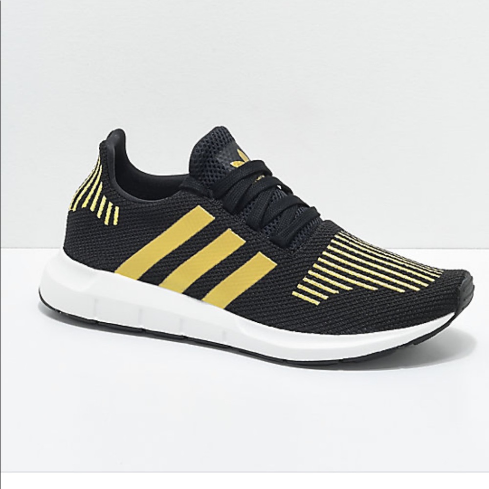NWOT Adidas Run Swift Size 7 Black/Gold